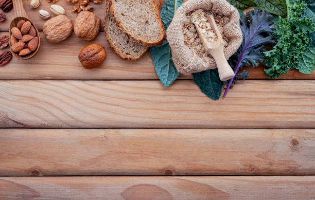 ingredientes para a seleção de alimentos saudáveis. o conceito de comida saudável criada em fundo de madeira pobre. - oatmeal breakfast healthy eating cholesterol - fotografias e filmes do acervo