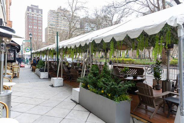 um restaurante vazio ao ar livre na praça rittenhouse durante o surto de covid. - philadelphia pennsylvania sidewalk street - fotografias e filmes do acervo