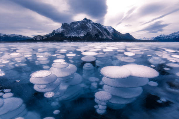 bolla di ghiaccio del lago abraham - metano foto e immagini stock