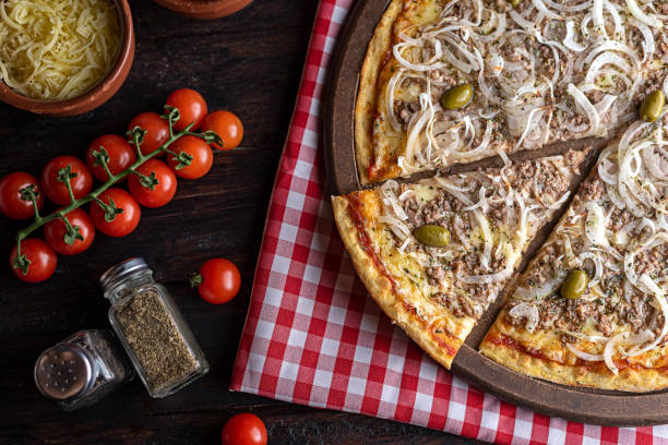トマトソースと玉ねぎのツナピザ - pizza tuna prepared fish cheese ストックフォトと画像