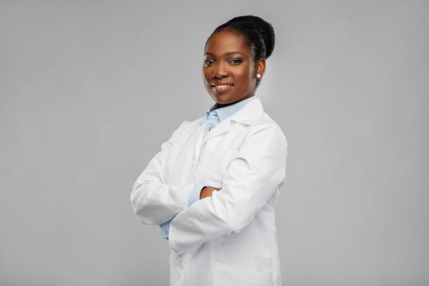 feliz afroamericana doctora o científica - medicinal object fotografías e imágenes de stock