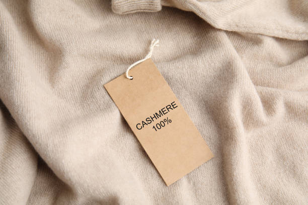 suéter de cachemira beige caliente con etiqueta, primer plano - cashmere winter fashion fashion industry fotografías e imágenes de stock