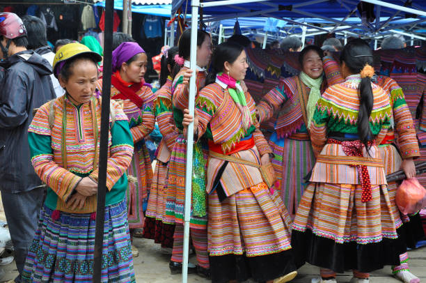 hmong minderheit menschen in traditioneller kleidung. sa pa, nordvietnam - bac ha stock-fotos und bilder