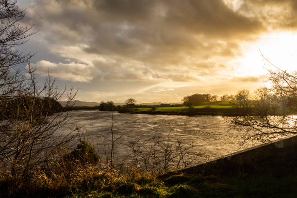 pôr-do-sol sobre o rio dee na ponte glenlochar, em uma tarde de inverno, dumfries e galloway, escócia - river annan - fotografias e filmes do acervo