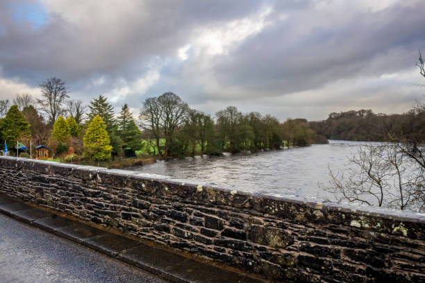 rio dee na ponte de pedra de dee, perto do castelo douglas em um dia nublado de inverno, dumfries e galloway, escócia - river annan - fotografias e filmes do acervo