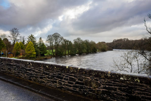 rio dee na ponte de pedra de dee, perto do castelo douglas em um dia nublado de inverno, dumfries e galloway, escócia - river annan - fotografias e filmes do acervo