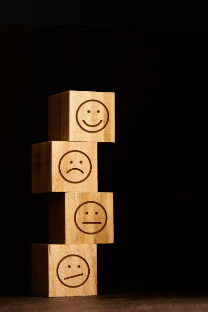 symbole buźki narysowane na drewnianych blokach - sadness depression smiley face happiness zdjęcia i obrazy z banku zdjęć