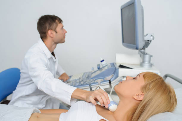 목에서 초음파 검사에서 여성 의 기병 - pacient 뉴스 사진 ��이미지