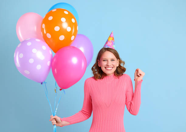 mulher alegre com balões comemorando aniversário - 16626 - fotografias e filmes do acervo