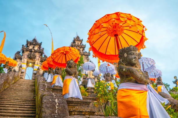 バリの寺院の休日のガルンガン像のために装飾されています。バリ島、インドネシア。クローズアップ - hinduism outdoors horizontal close up ストックフォトと画像