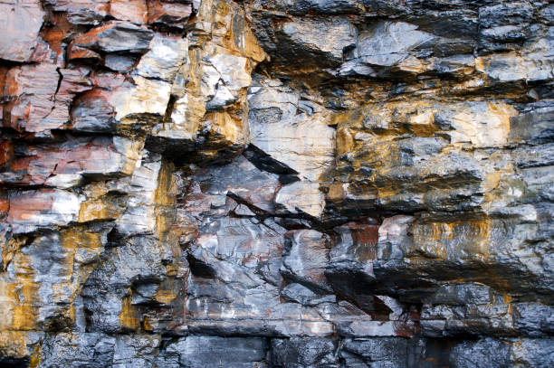 fractured oil bearing kimmeridge shales rock strata, jurassic coast, dorset, england, uk - rock strata natural pattern abstract scenics imagens e fotografias de stock