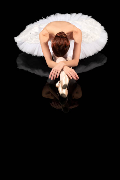 klasyczny baletowy artysta pozujący na czarnym tle - ballet dancer dancing performer zdjęcia i obrazy z banku zdjęć