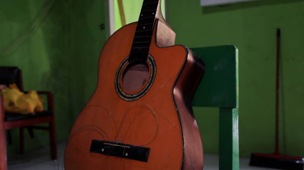 A damaged acoustic guitar, with the strings not attached, can't be plucked