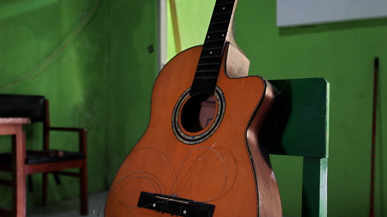 A damaged acoustic guitar, with the strings not attached, can't be plucked