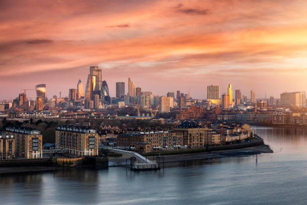 l’horizon urbain de londres le long de la tamise à la ville pendant un lever de soleil coloré - thames river london england blue city photos et images de collection