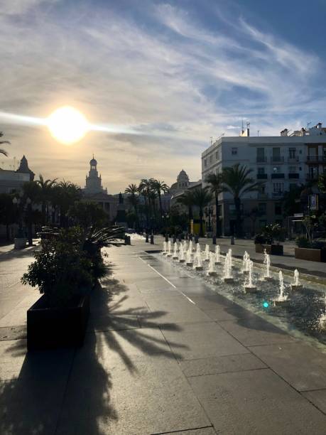 praça de san juan de dios em cádiz cidade velha - spain tower town square andalusia - fotografias e filmes do acervo