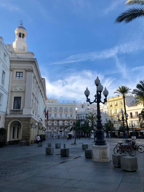 praça de san juan de dios em cádiz cidade velha - spain tower town square andalusia - fotografias e filmes do acervo