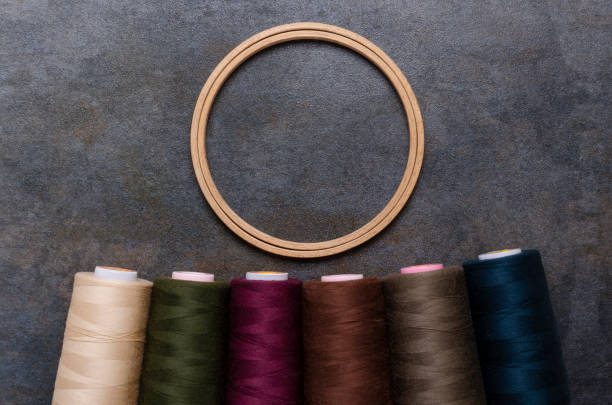 cerceau de broderie en bois au centre et cadre des fils sur la surface rustique grise - sewing tailor thread sewing kit photos et images de collection