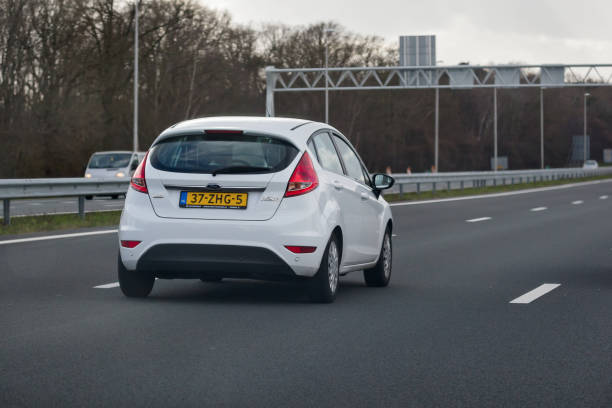 화이트 2012 포드 피에스타는 홀튼 근처 네덜란드 고속도로 a1에 운전 - ford fiesta 뉴스 사진 이미지