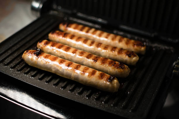 ホットドッグ、クパティ、バーベキューで調理された脂肪の多い食べ物のためのグリル肉ソーセージ - hot dog barbecue sausage isolated ストックフォトと画像