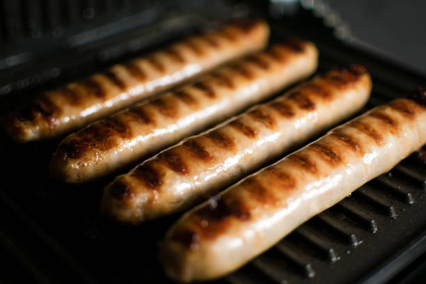 ホットドッグ、クパティ、バーベキューで調理された脂肪の多い食べ物のためのグリル肉ソーセージ - hot dog barbecue sausage isolated ストックフォトと画像
