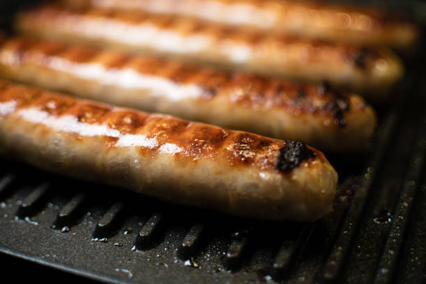 ホットドッグ、クパティ、バーベキューで調理された脂肪の多い食べ物のためのグリル肉ソーセージ - sausage barbecue hot dog isolated ストックフォトと画像