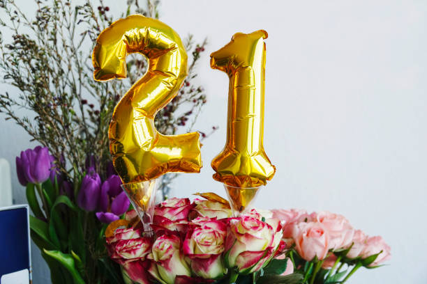 21ste verjaardagsrozen en gouden aantallen bovenop - 21e verjaardag stockfoto's en -beelden