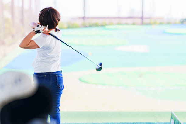 A woman play golf for diet