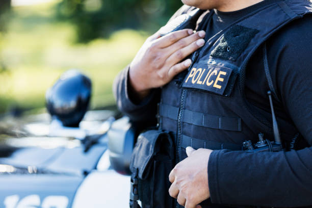 visão cortada do policial - guarda - fotografias e filmes do acervo