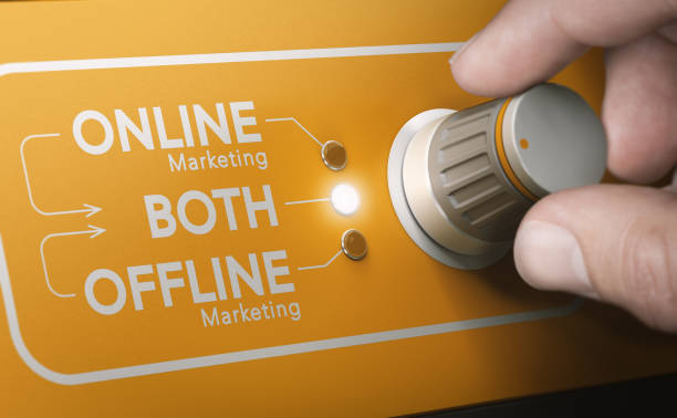 combinazione sia online che offline in una strategia di marketing. - web marketing foto e immagini stock