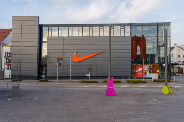 metzingen, allemagne - 25 mars 2021: nike outlet store - nike photos et images de collection