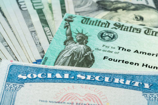 illustrazione della verifica federale dello stimolo 2021 da parte dell'irs con contanti e carta di sicurezza sociale - us currency foto e immagini stock