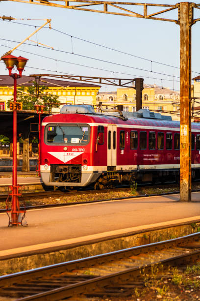 деталь движения поезда на железнодорожной платформе на северном железнодорожном вокзале бухареста (gara de nord bucharest) в бухаресте, румыния, 2020 - 5126 стоковые фото и изображения