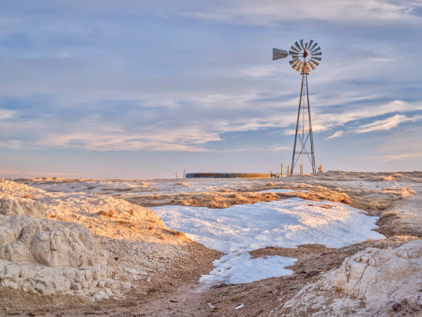 molino de viento en la pradera de colorado - pawnee nationa grassland - grover fotografías e imágenes de stock