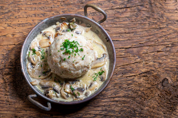 semmelknödel mit sauce - ragout stock-fotos und bilder