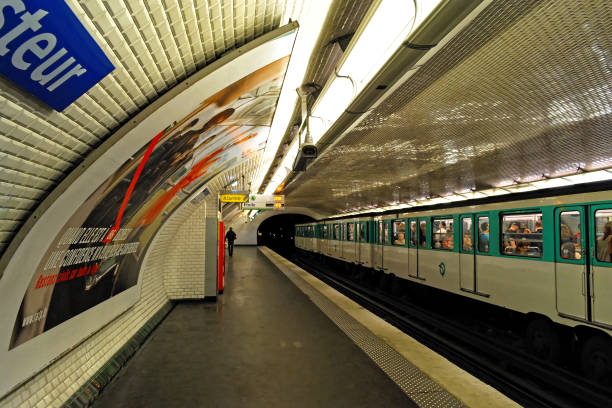 dans le métro parisien. - pub metro paris photos et images de collection