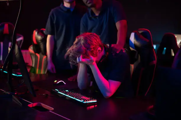Photo of The esports rookie lost his first game and covered his face with his hands in frustration