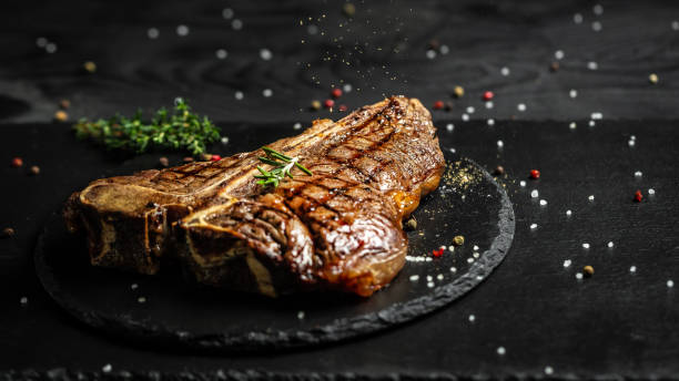 bistecca di manzo alla griglia con osso t. bistecca di porterhouse barbecue stagionata secca. medio raro. cucina americana. formato banner lungo, vista dall'alto - strip steak steak sirloin steak rib eye steak foto e immagini stock