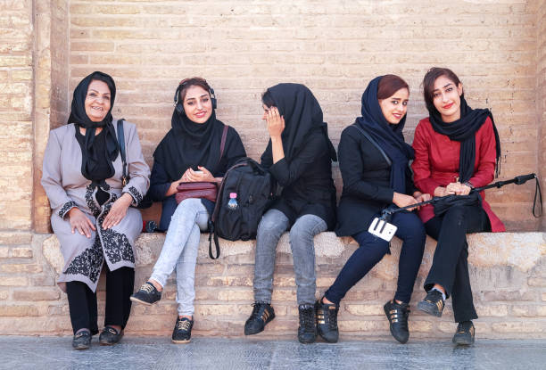 vackra lokala flickor som ler mot den gamla bron i esfahan. - iranian girl bildbanksfoton och bilder
