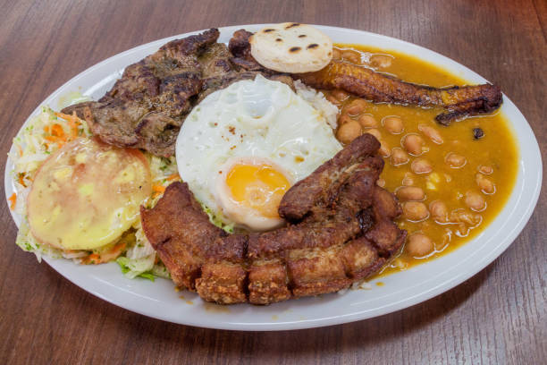 bandeja paisa. repas typique de colombie. - bandeja paisa photos et images de collection