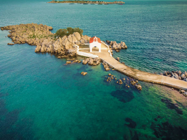 église d’agios isidoros dans l’île de chios du drone - chios island photos et images de collection