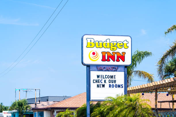 バジェットインホテルモーテルは、空室と新しい部屋のための広告で夏に熱帯フロリダ島の都市で看板 - motel swimming pool resort swimming pool tourist resort ストックフォトと画像