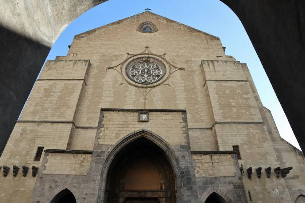 naples - glimpse of the church of santa chiara da via san biagio dei librai - santa chiara imagens e fotografias de stock