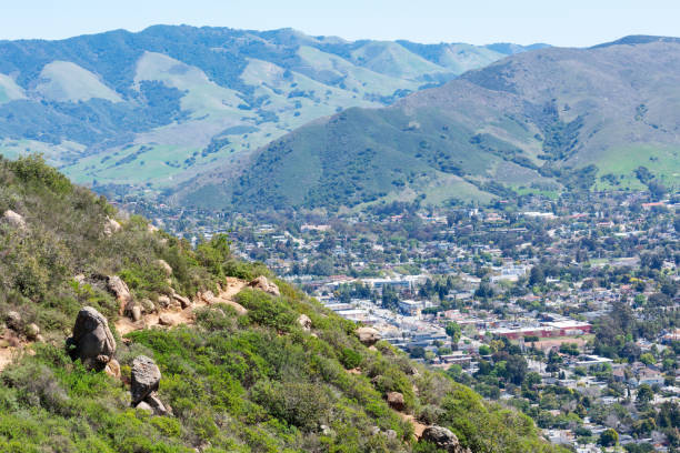 vue aérienne du sentier bishop peak entouré de chaparral sur la colline. fond san luis obispo étendue de secteur et montagnes vertes scéniques de la gamme de santa lucia. - san luis obispo county photos et images de collection