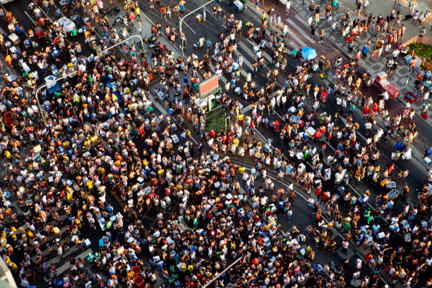 붐비는 거리 - crowd carnival people social gathering 뉴스 사진 이미지