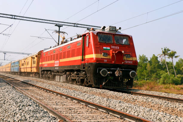 train se déplaçant avec le soutien électrique par la voie ferrée indienne - car transporter photos photos et images de collection