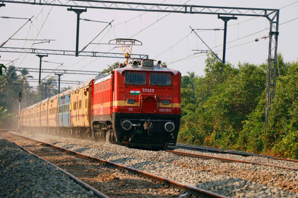 un train se déplaçant avec un support électrique - car transporter photos photos et images de collection