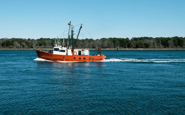 ein alter rot-weißer fischtrawler, der durch den cape cod canal fährt - kutter stock-fotos und bilder