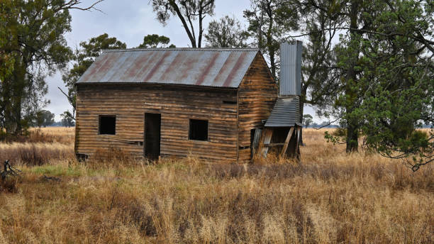 istock Old House in a Paddock Near Urana 1310197613