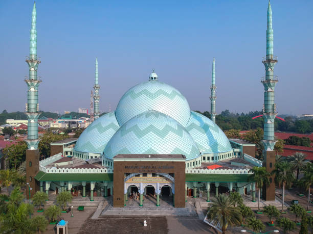Al Azhom Mosque, Tangerang Masjid Raya Al-Azhom is the largest and grandest mosque in Tangerang City, which is located in the vicinity of the Tangerang City Government Center area. Laying the First Stone Construction of the Mosque was carried out by the Mayor of Tangerang on July 7, 1997 by Bpk. Drs. H. Djakaria Machmud and the inauguration of the construction of the mosque was inaugurated by his successor, Drs. H. Moch Thamrin on April 23, 2003. tangerang photos stock pictures, royalty-free photos & images